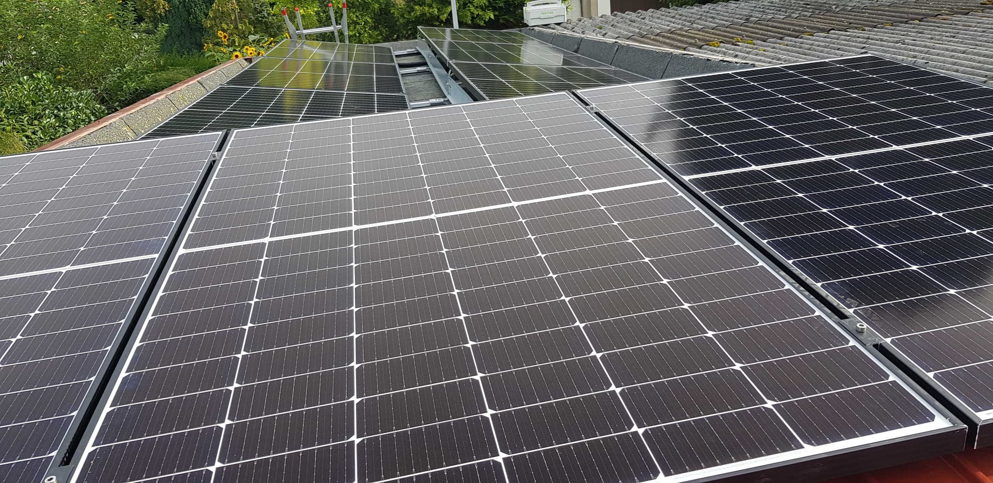 Solarmodule von zolar auf einem Dach - die Einspeisevergütung im Verlauf