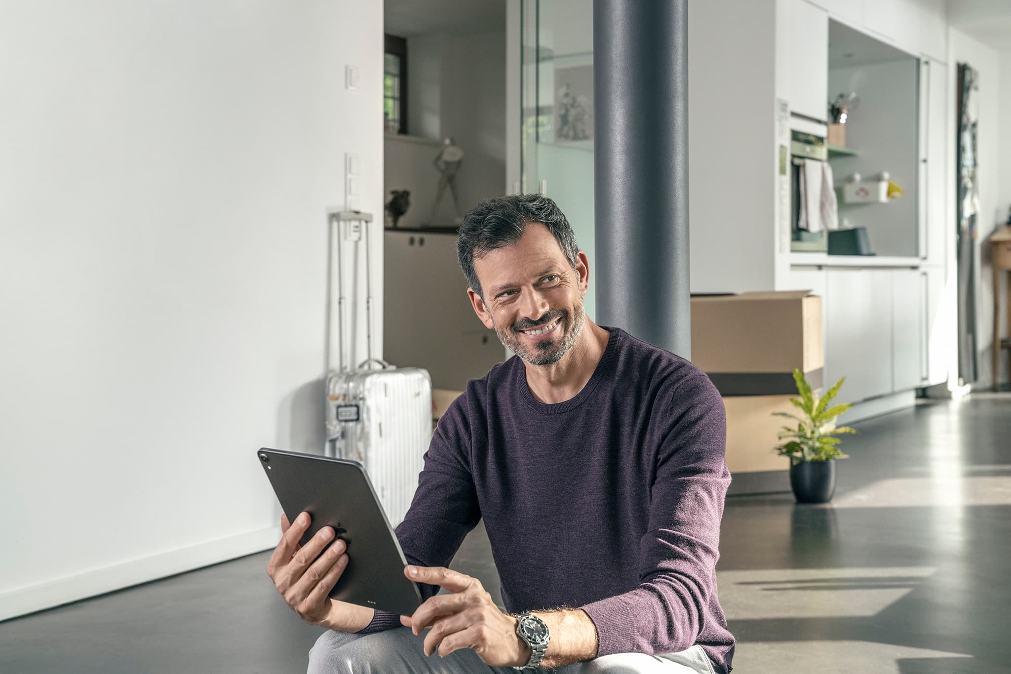 Kunde mit Tablet informiert sich – Kosten für eine 10-kWp-Photovoltaikanlage mit Stromspeicher