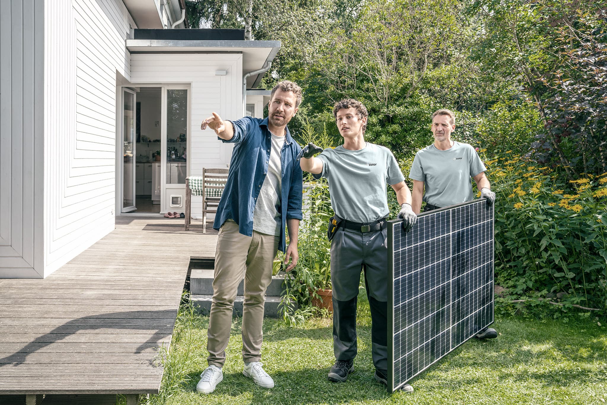 zolar Monteure mit Solarmodul beim Kunden - Solaranlage Montage