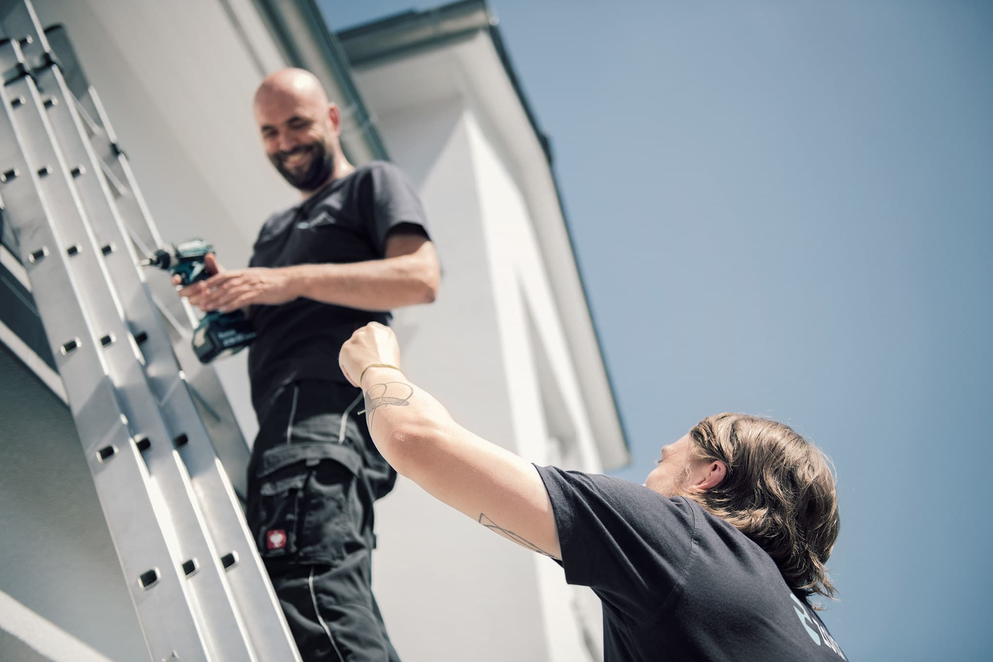 zolar Installateur auf einer Leiter - PV-Anlage Inselbetrieb bei Netzausfall