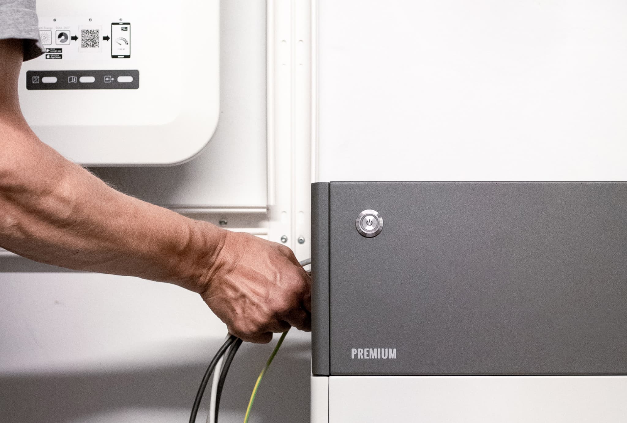 Montage einer Batterie – Stromspeicher für PV-Inselanlage