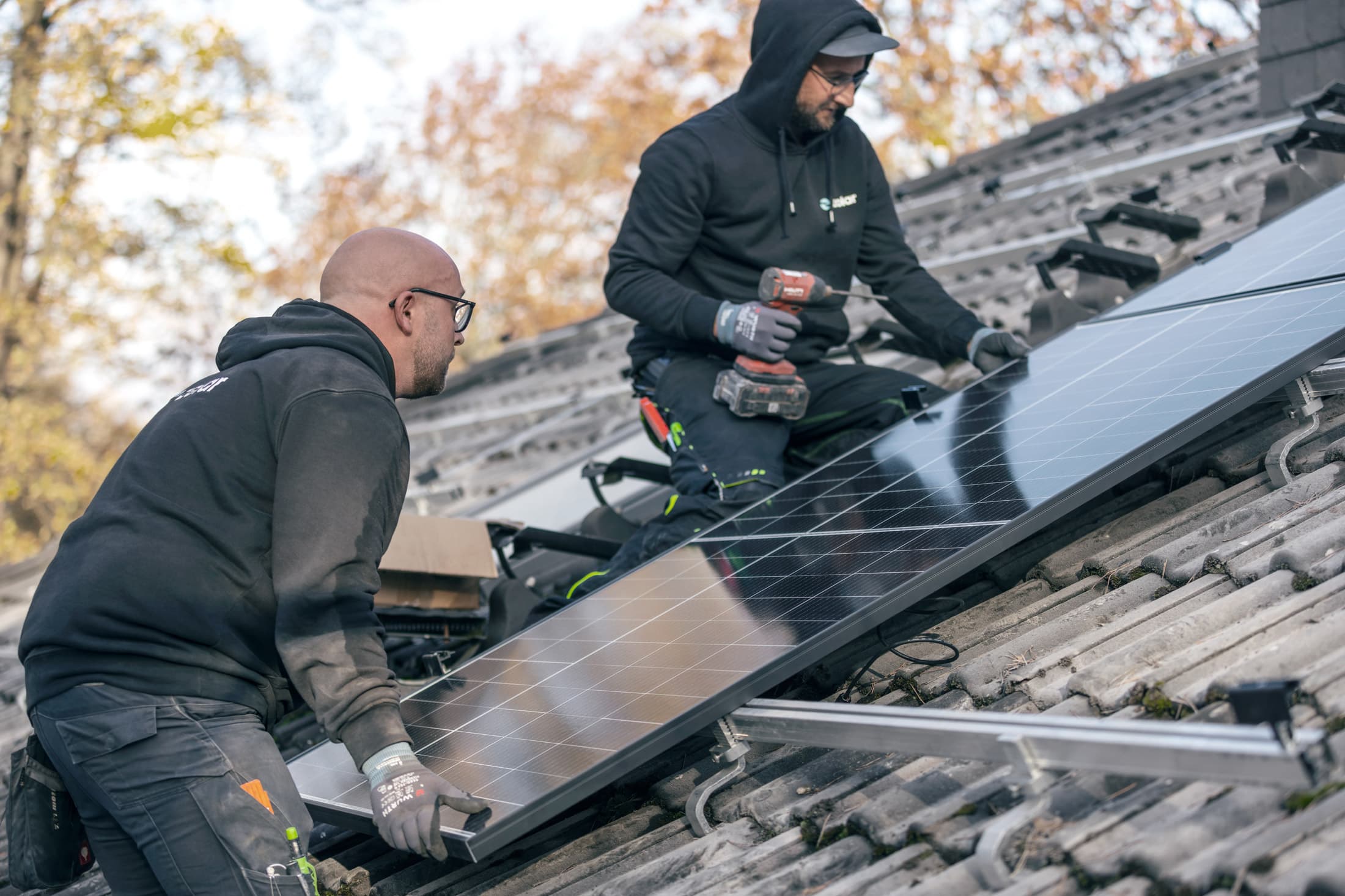 E-Auto wird mit Solarstrom geladen – Hat die KfW die Zinsen erhöht?