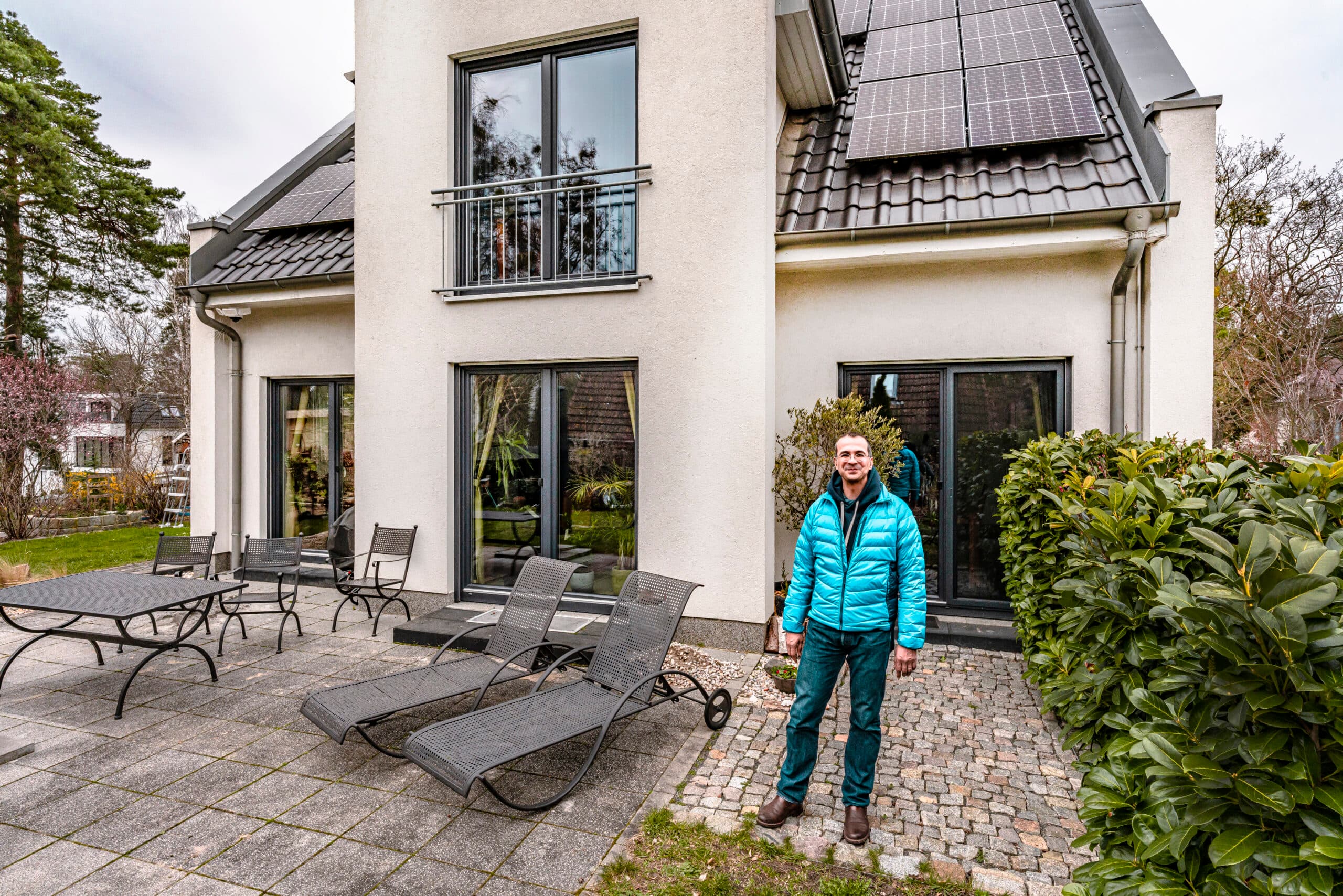 zolar Hero Timo Sur vor seiner Solaranlage – zufriedene Kund:innen im Interview