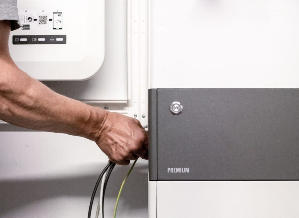 Batteriespeicher wird angeschlossen – Moderne Speichertechnologien senken Energiekosten im Eigenheim

