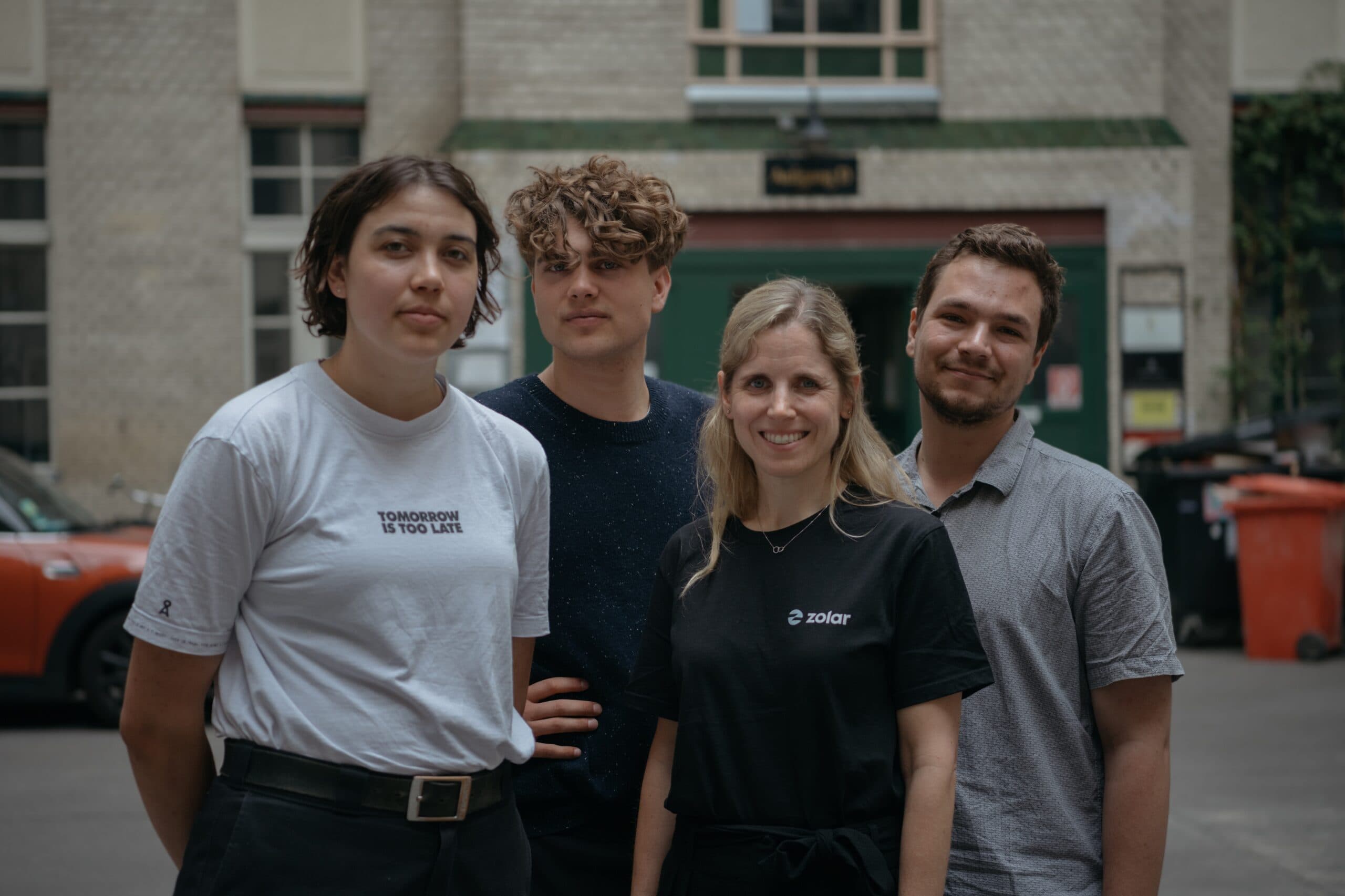 Vier Personen vor dem Schulungsraum – Fridays for Future, Zolar und ProjectTogether beim Solarcamp