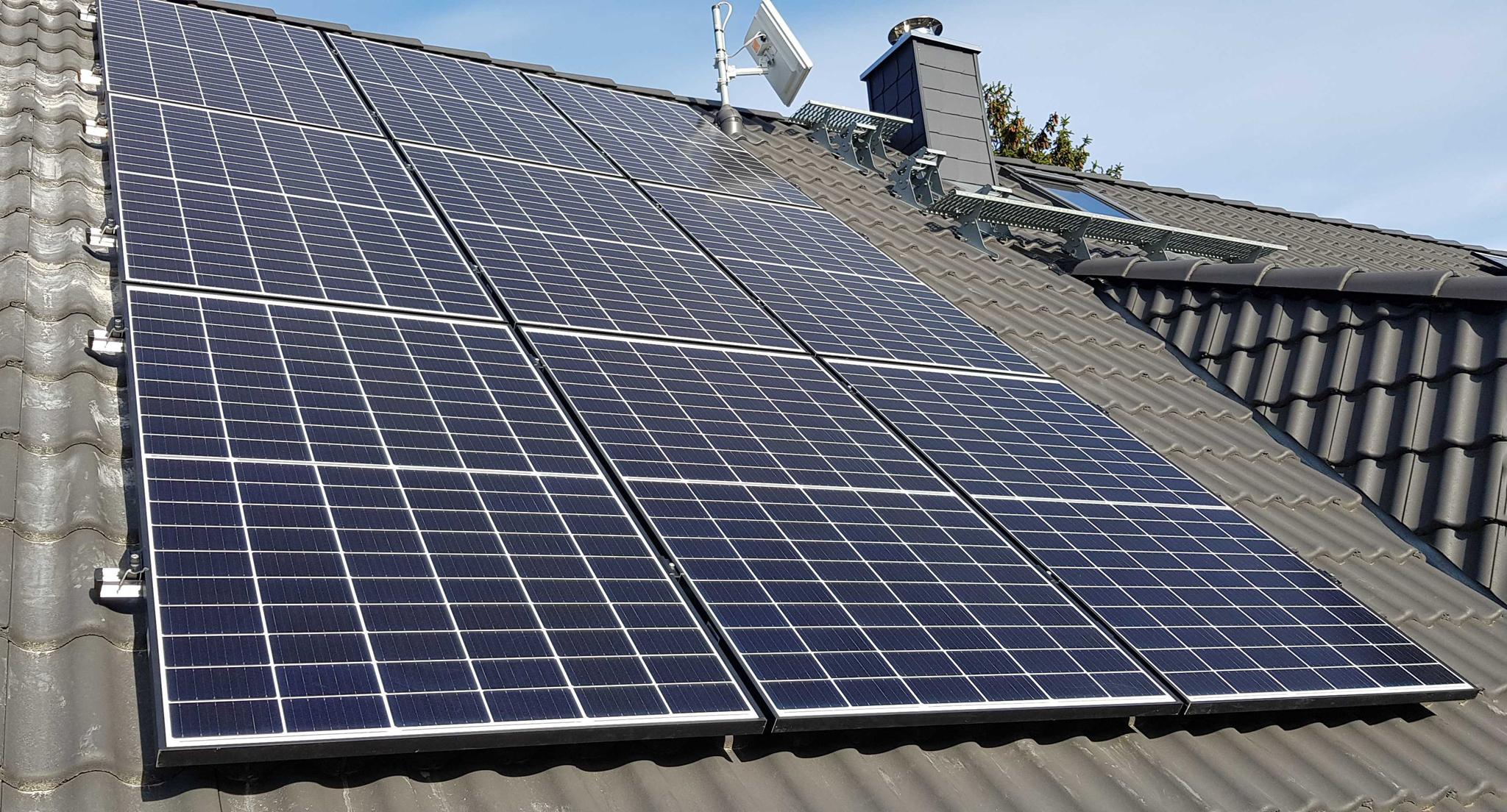 Solarmodule auf einem Dach - Solaranlagen-Effizienz mit zolar