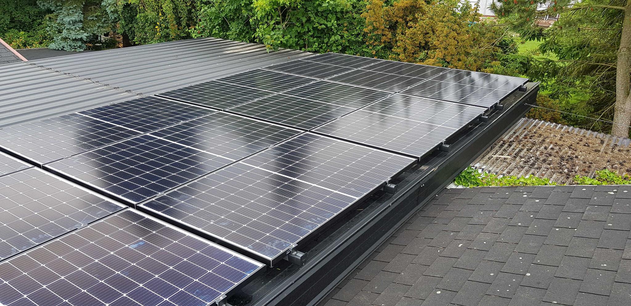 PV-Anlage auf Flachdach von zolar installiert - wie werden Solarzellen entsorgt
