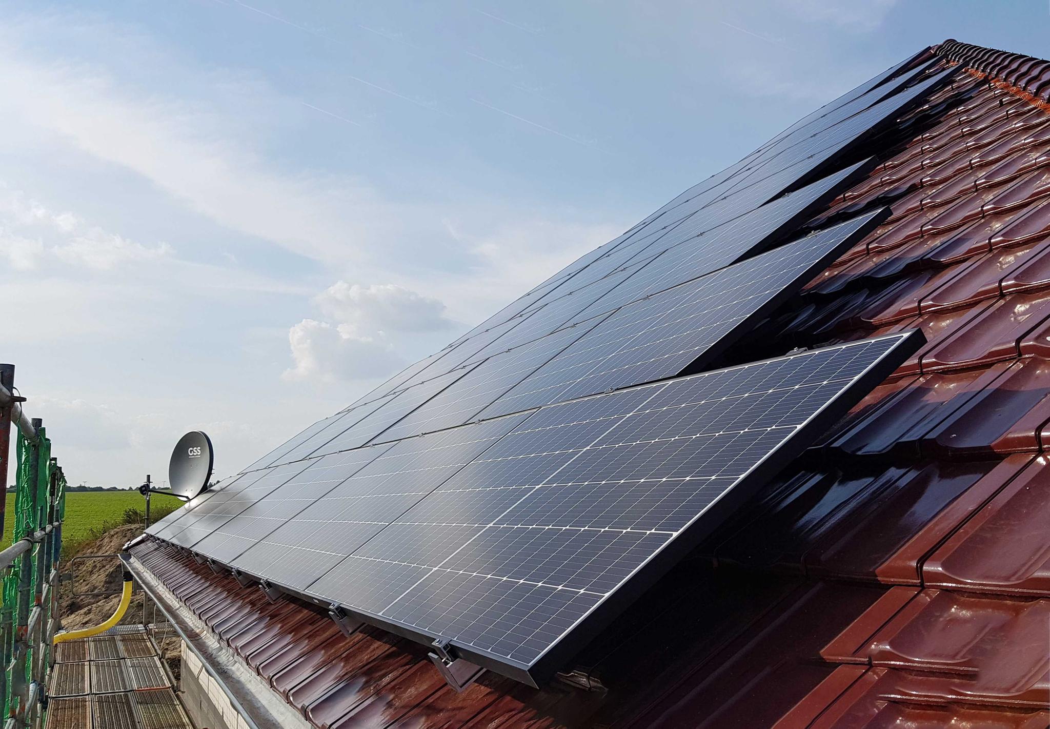 Solaranlage auf einem Hausdach - PV-Anlage mit Inselbetrieb