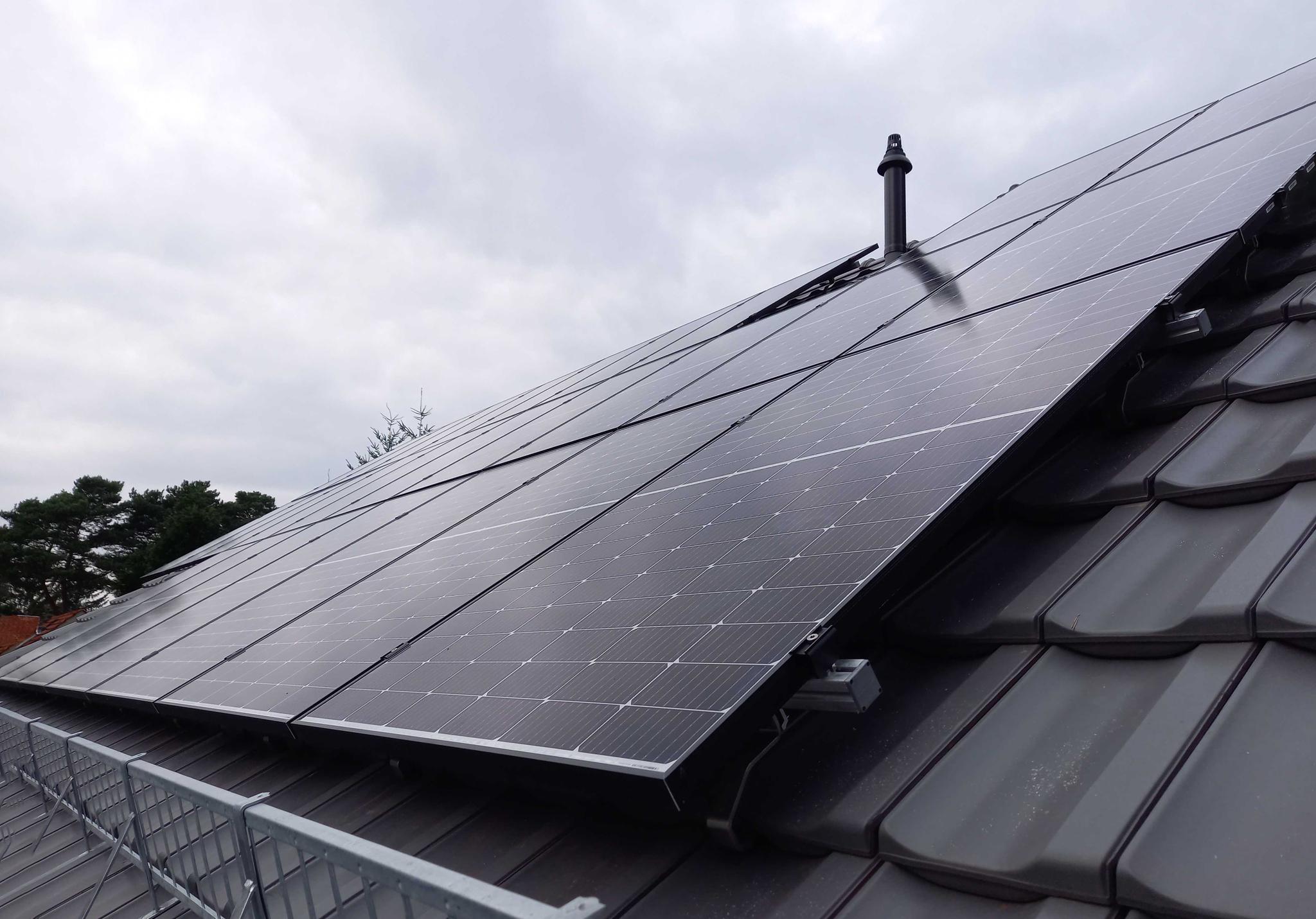 PV-Module auf einem Dach - Solarpanel kaufen bei zolar