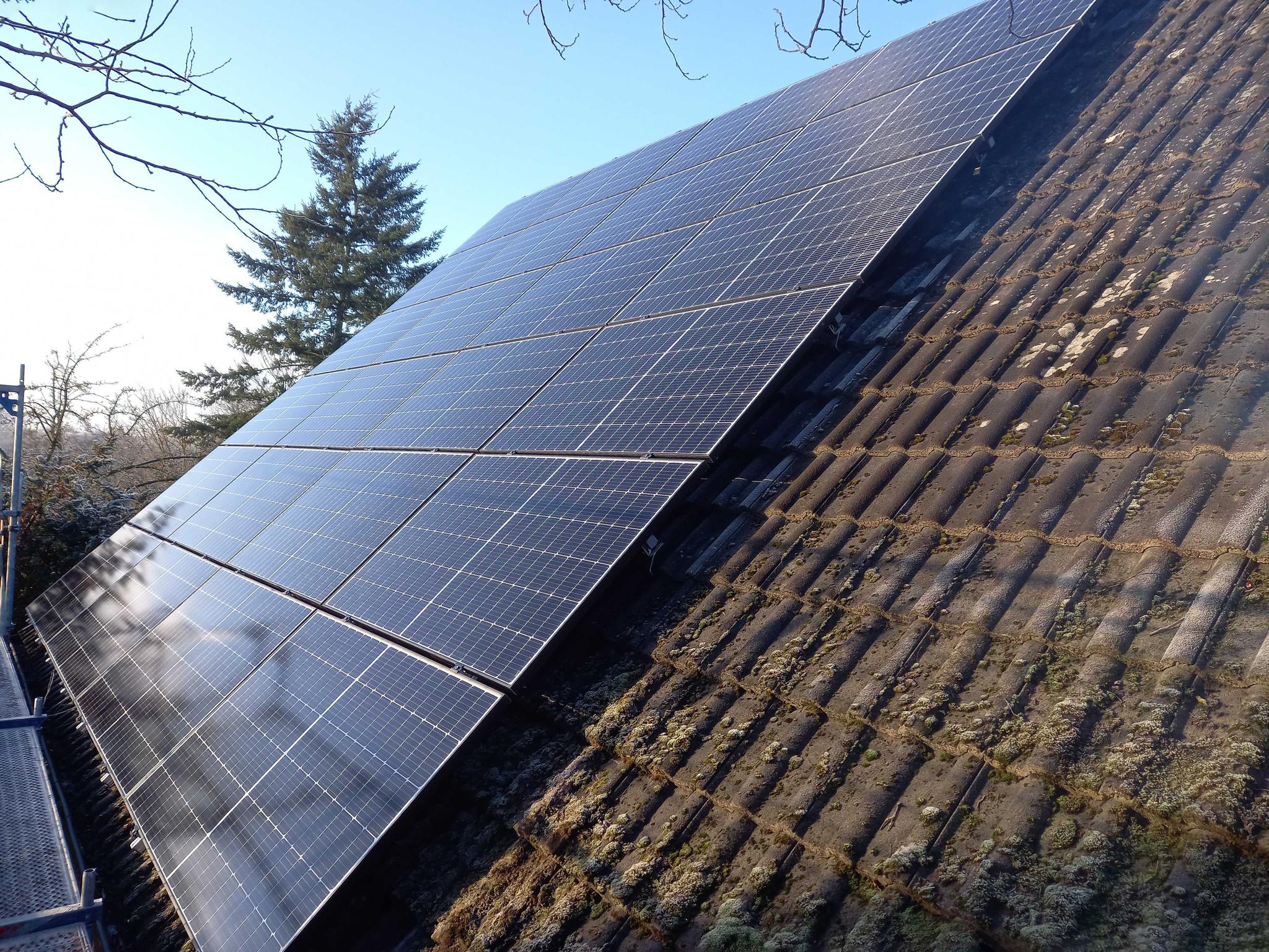 zolar Solarmodule auf einem Dach - Funktioniert Photovoltaik nachts