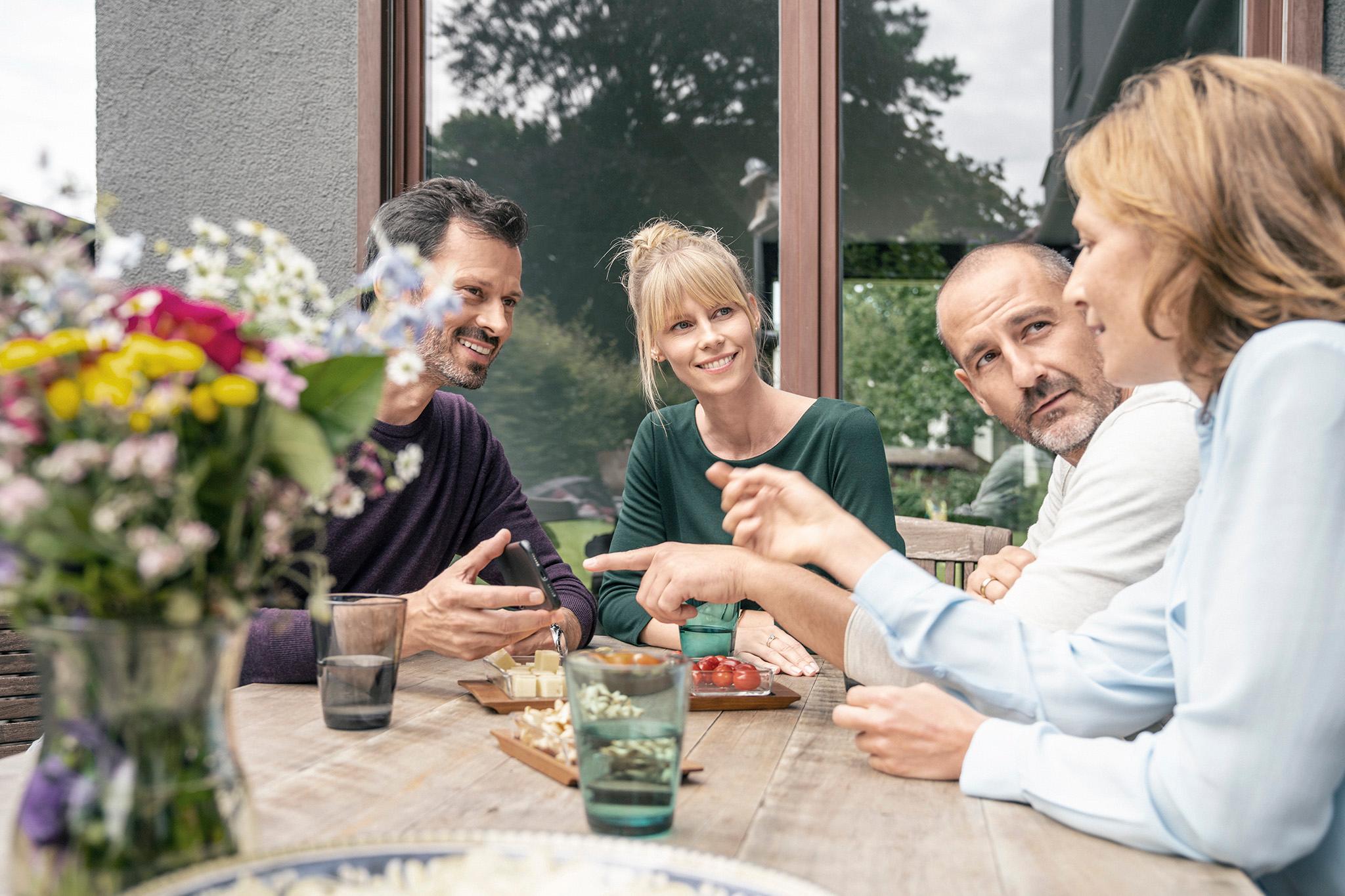 Essen mit Freunden im Garten - Sonnenenergie in Berlin mit zolar