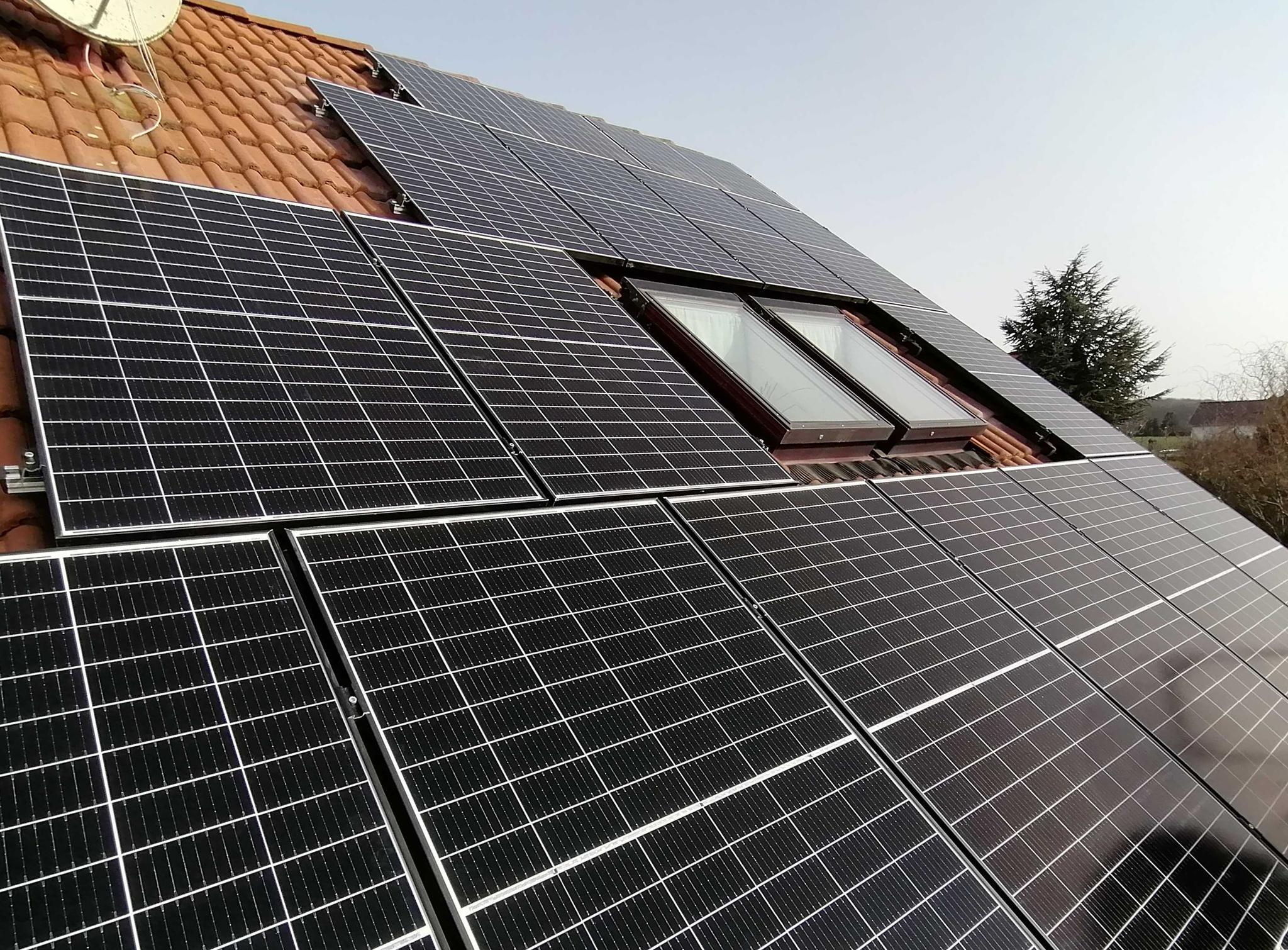 Solarmodule auf einem Dach - PV-Förderung in Bayern mit zolar