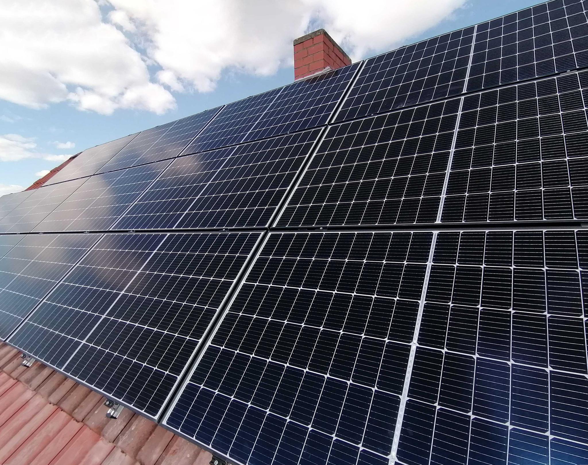 Solarmodule auf einem Hausdach - Photovoltaik mieten oder finanzieren mit zolar