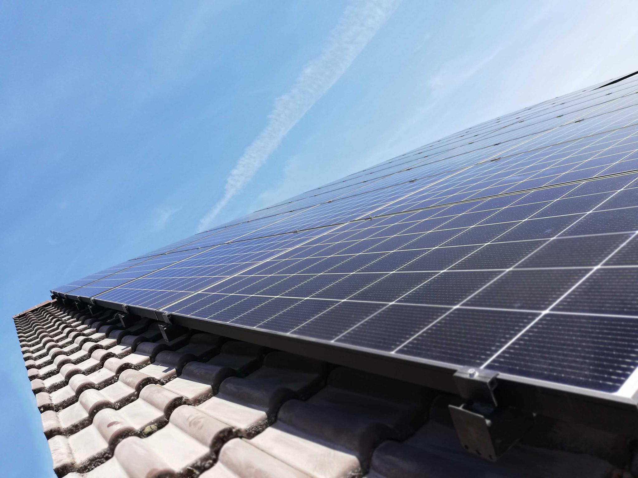 zolar Solarmodule auf Hausdach - wie funktioniert Solarenergie