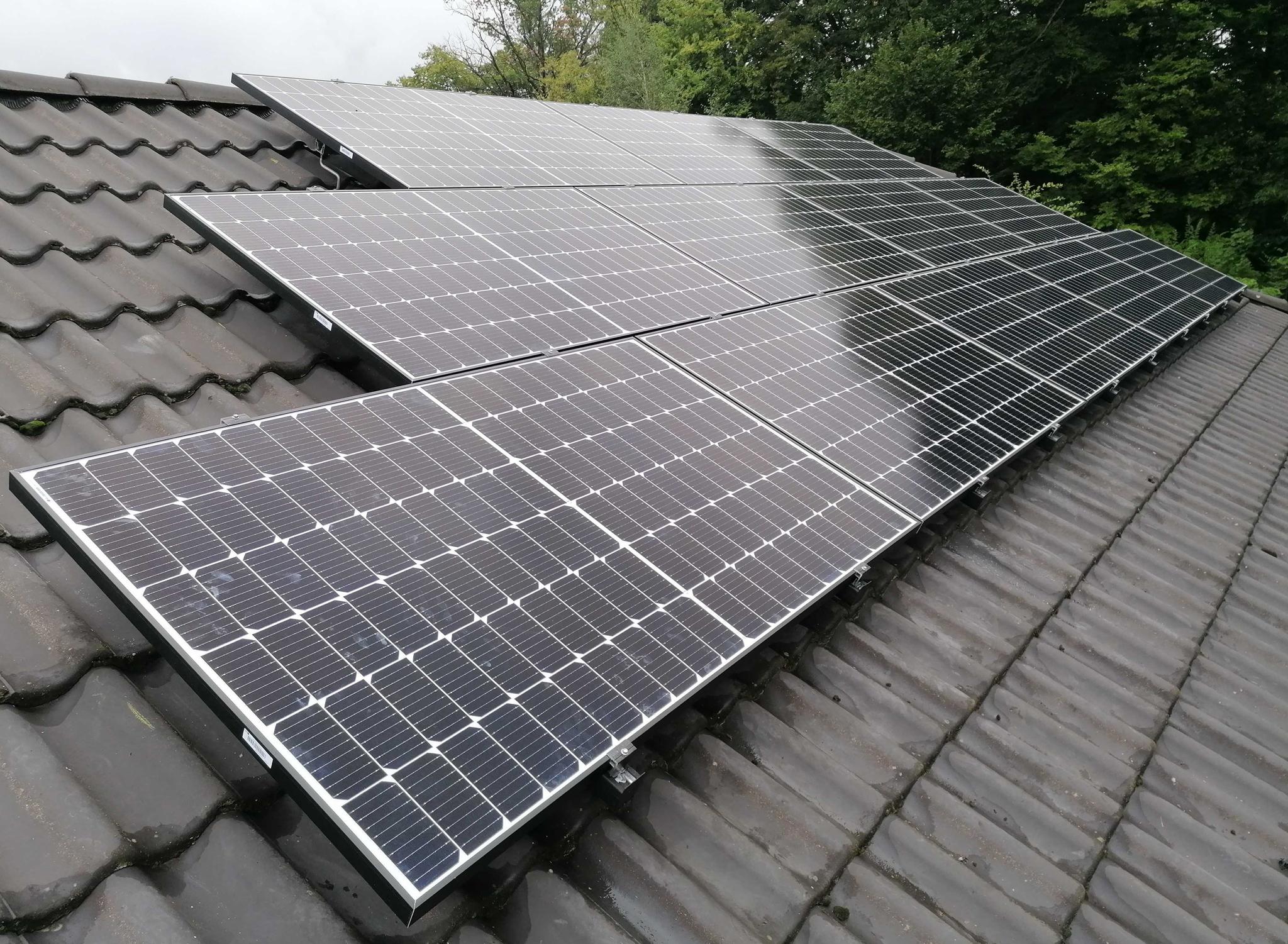 Photovoltaik Anlage auf einem Dach –  PV Inselanlage mit Netzanschluss von zolar
