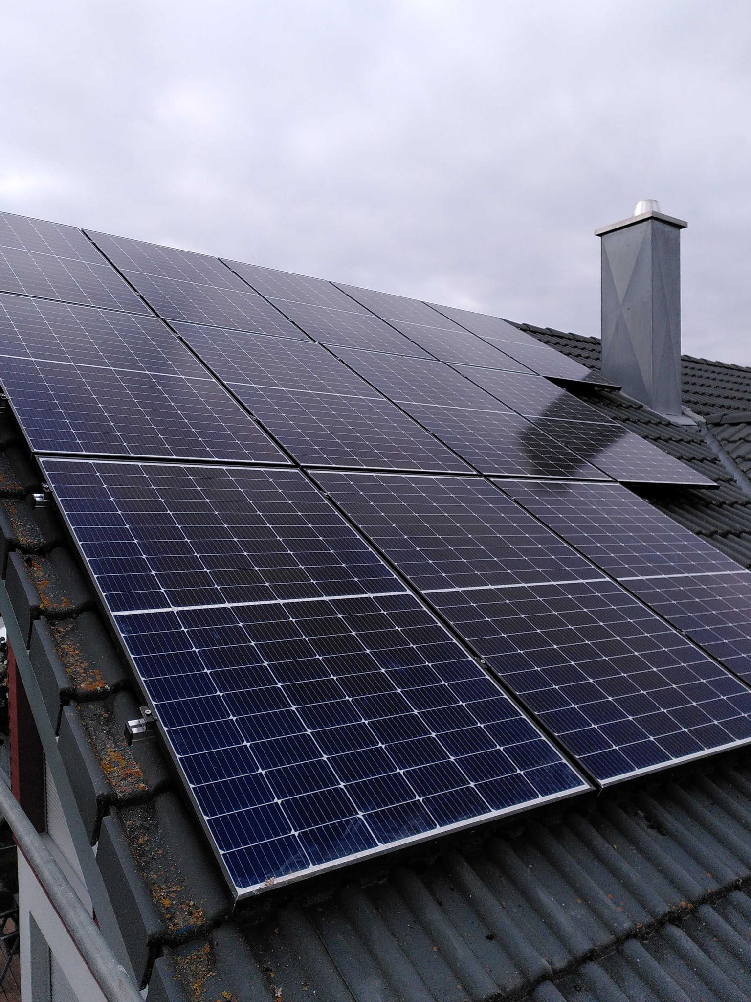 Solarmodule auf einem Dach - LG PV-Speicher-Erfahrungen bei zolar