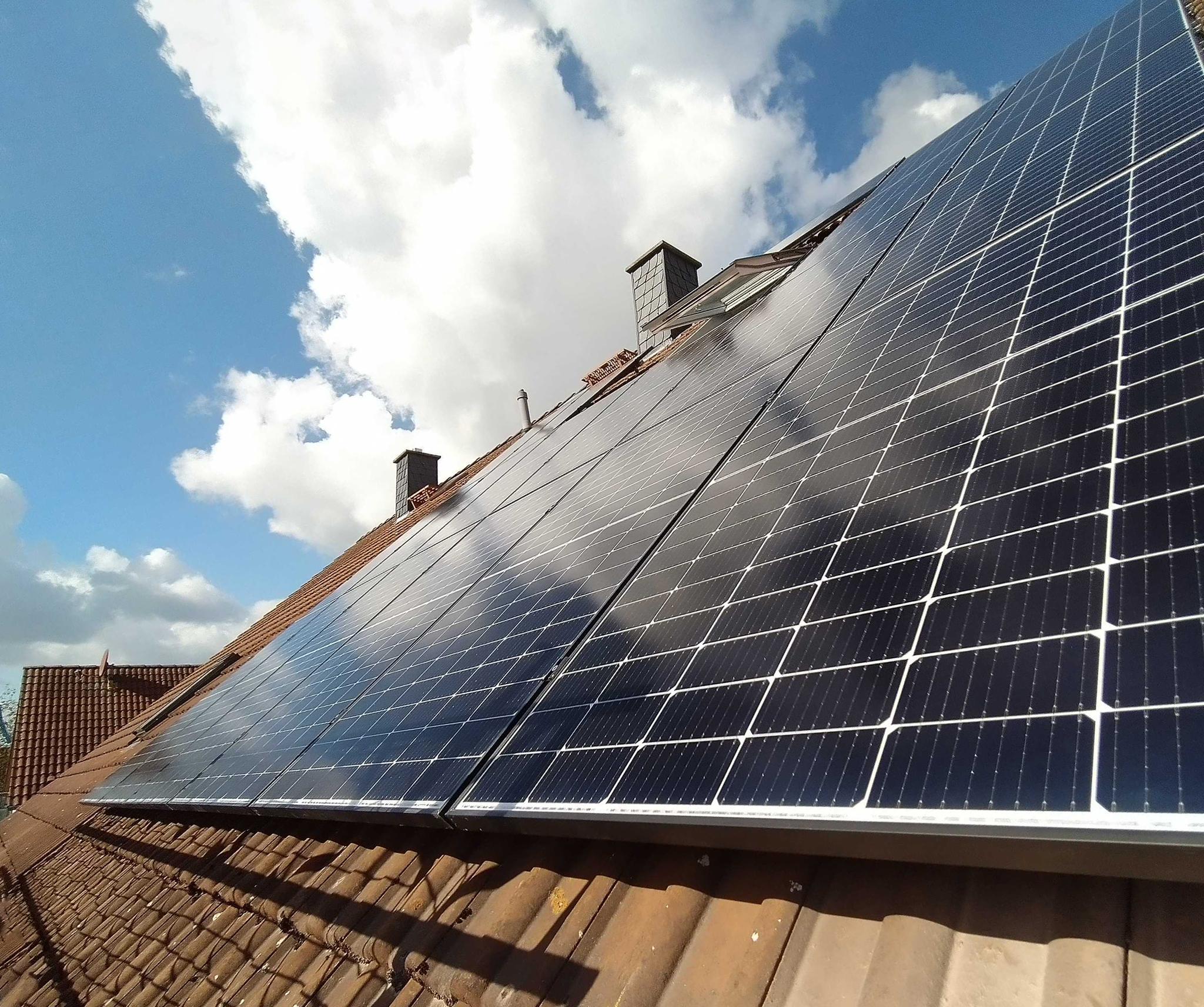 zolar Photovoltaik-Module auf dem Dach - Die  Entwicklung der Einspeisevergütung