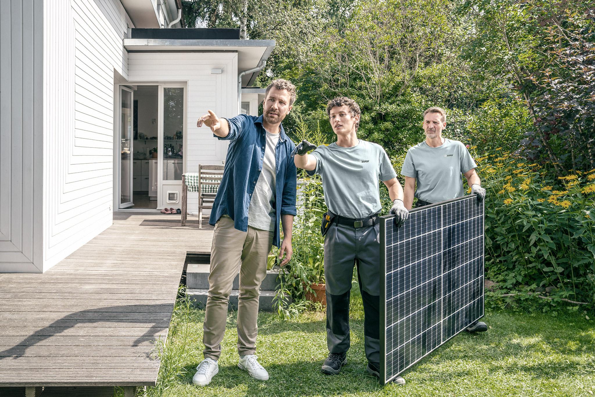 zolar Installateure mit Solarmodul beim Kunden - Solarpflicht für Neubauten?