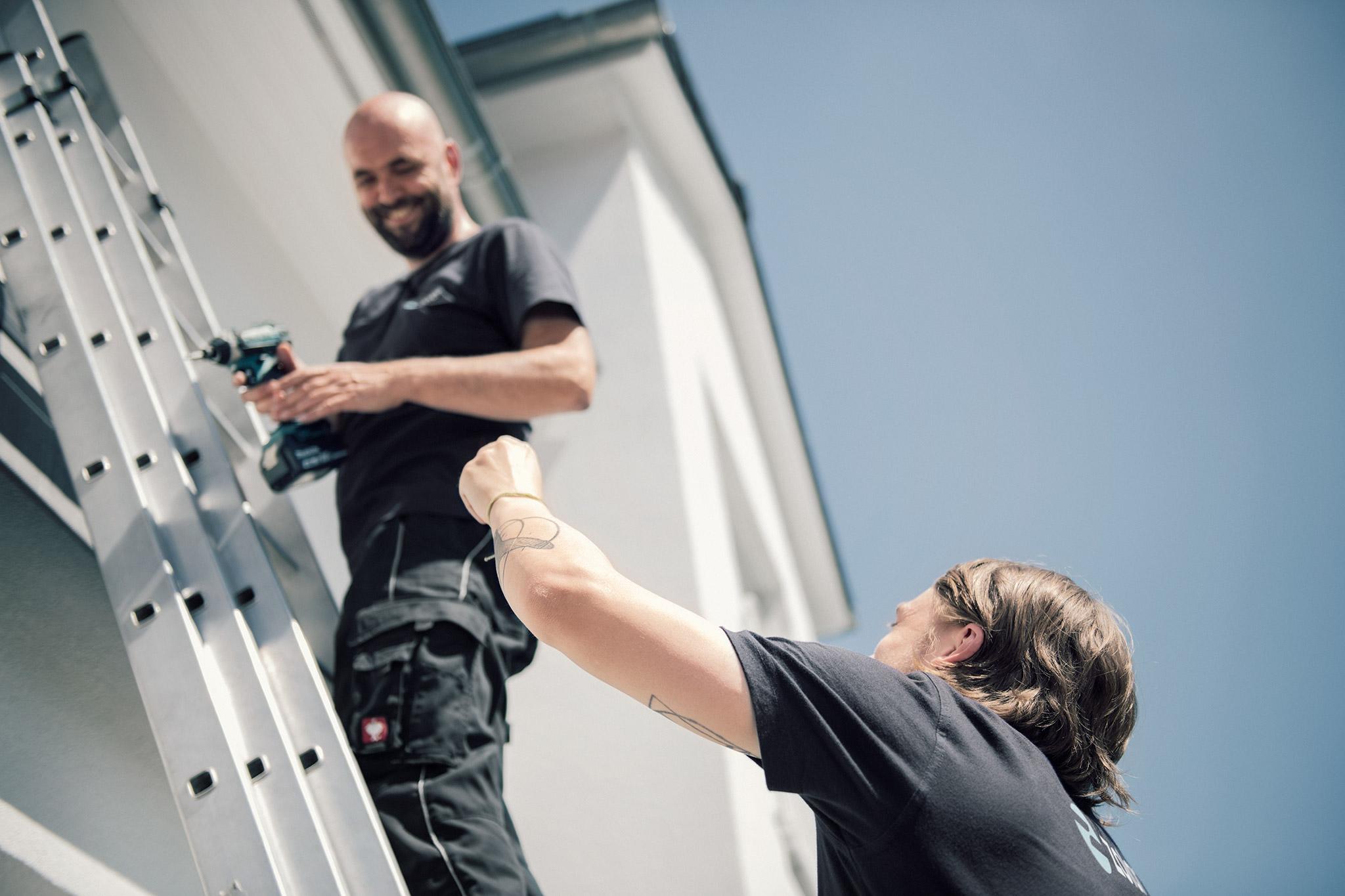 zolar Installateur auf Leiter – die Installation einer PV-Anlage vorbereiten
