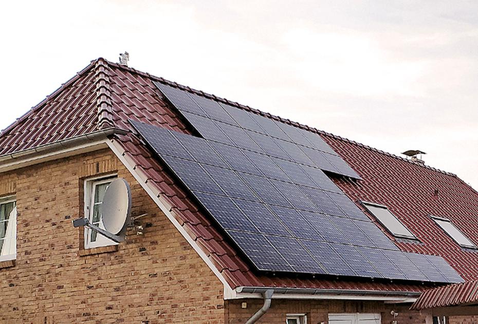 Hausdach mit PV-Anlage - was kostet eine Solaranlage?
