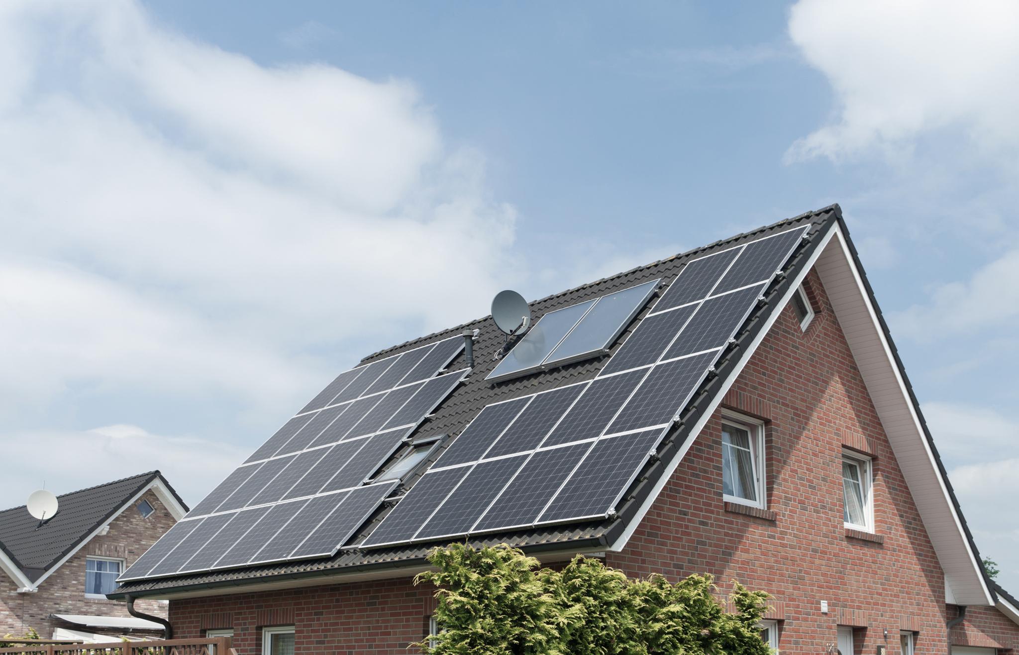 Einfamilienhaus mit Solaranlage auf dem Dach - AC Batteriespeicher