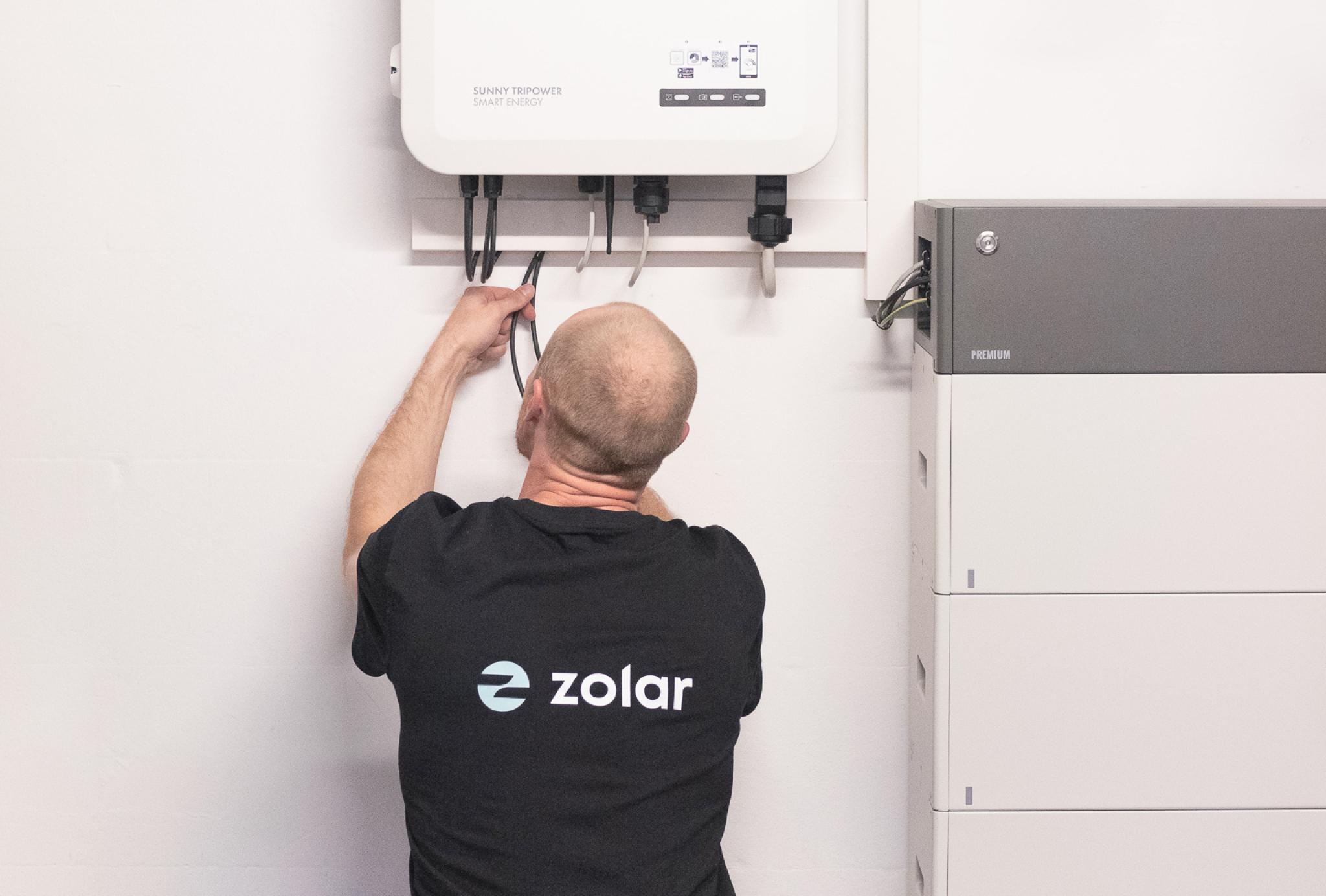 zolar Monteur installiert Wechselrichter - Solaranlage Montage