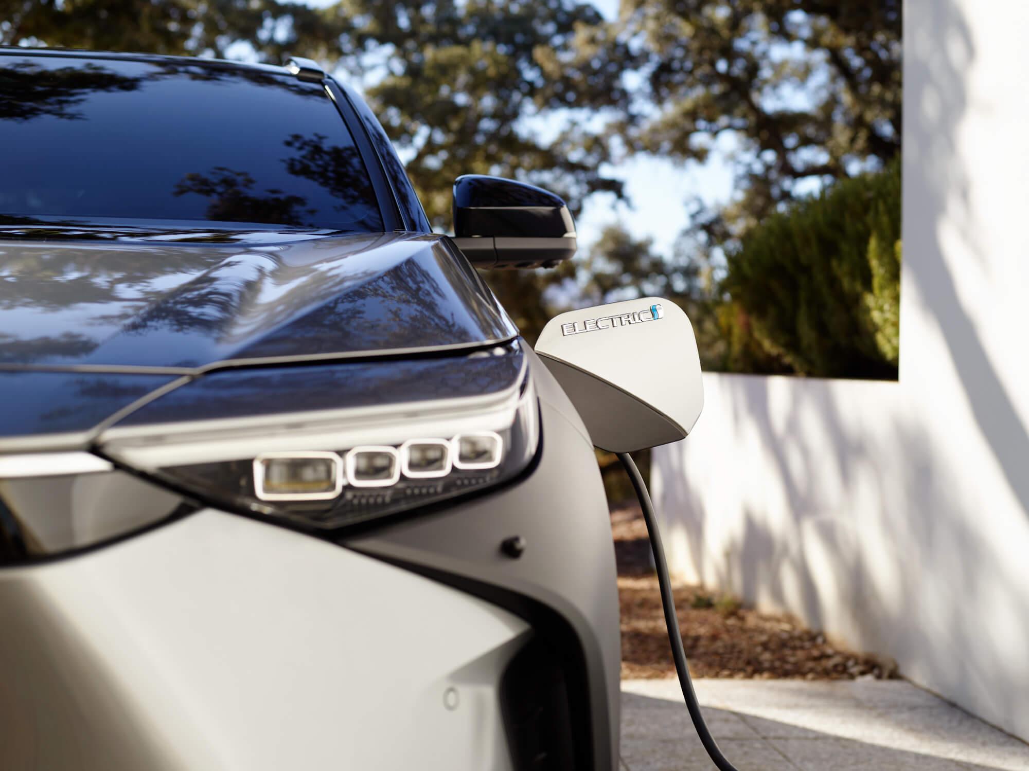 Elektroauto wird geladen – Der Kostenfaktor für Elektroauto und Solaranlage