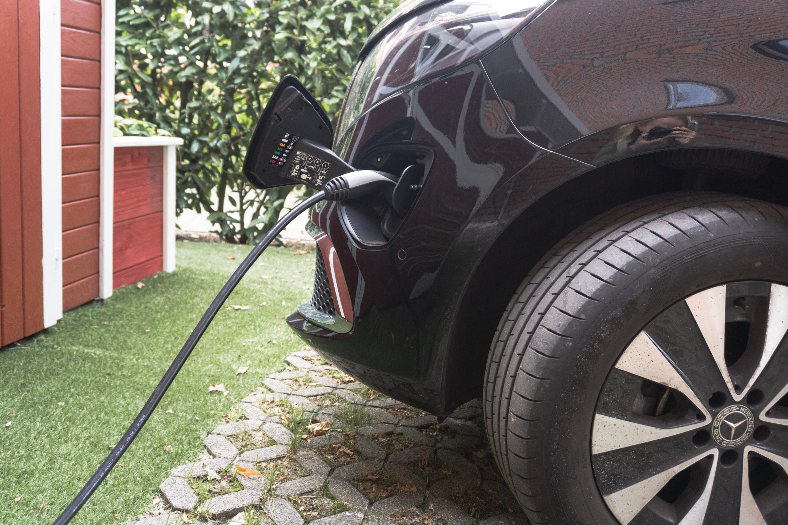 E-Auto wird mit Solarstrom geladen ‒ Unabhängige Energieversorgung mit PV