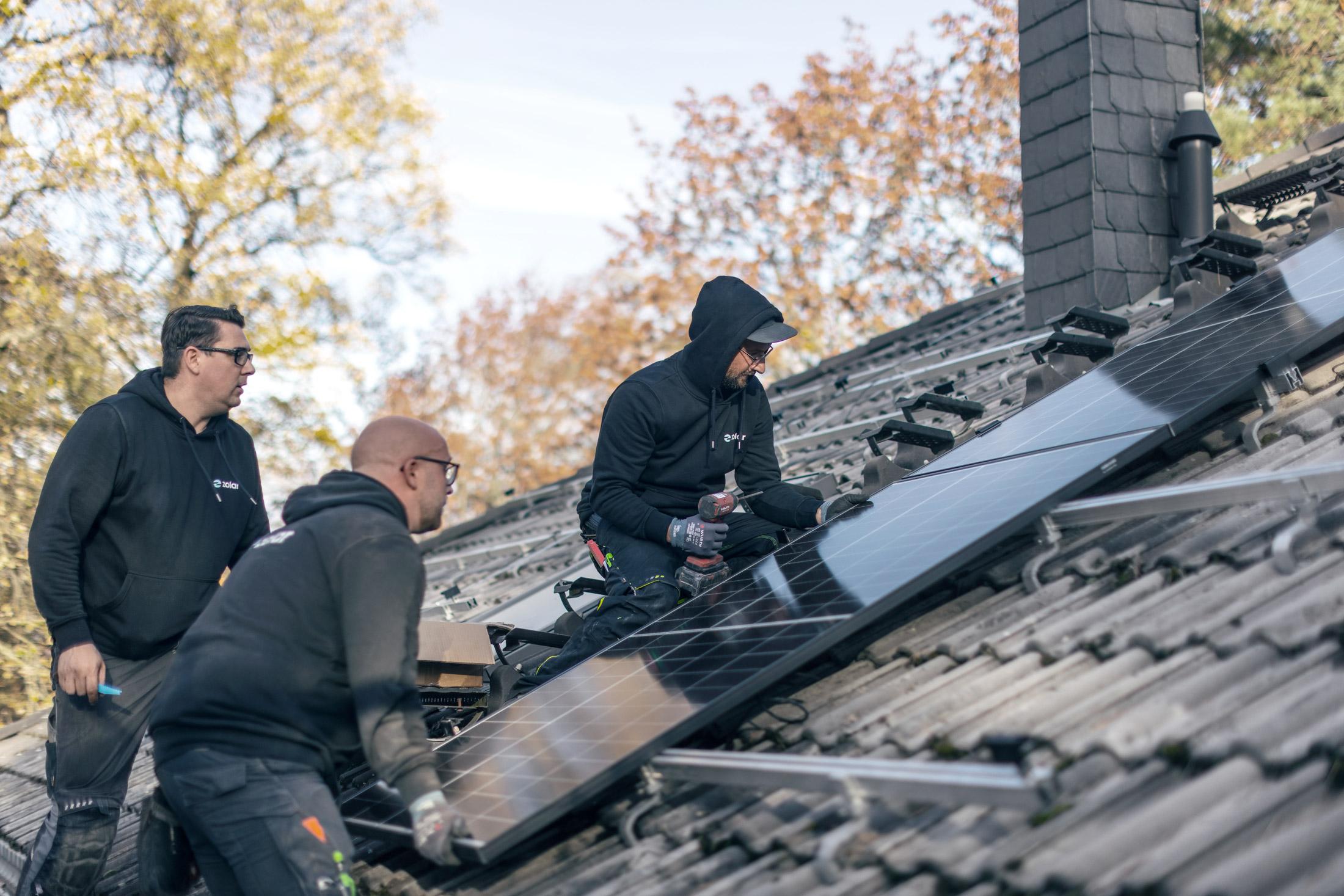 Handwerker bei der Monate eines Solarpanels – Ertrag eines Solarmoduls