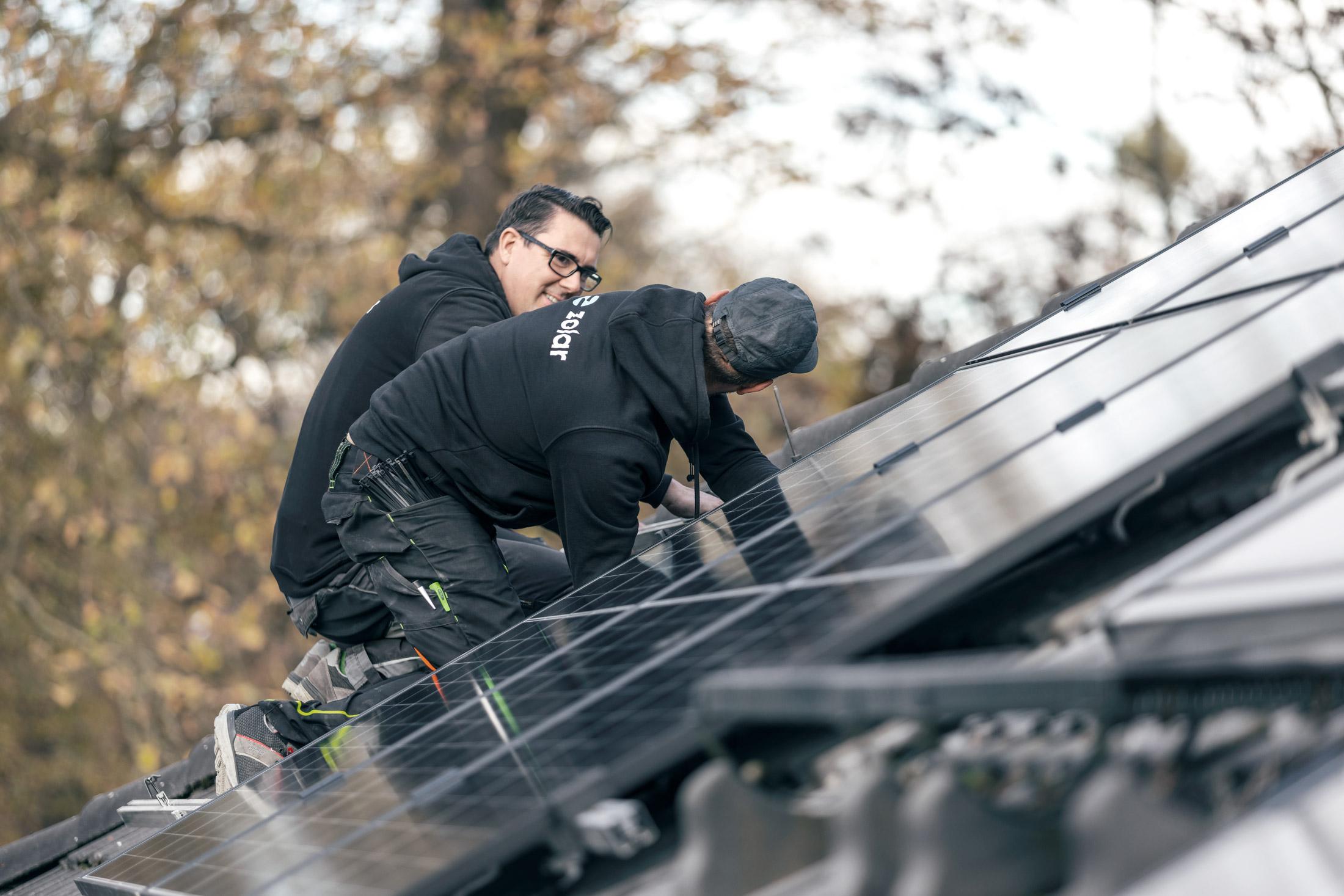 zolar Monteure auf dem Dach – Grüne für Mehrwertsteuer auf Solaranlagen