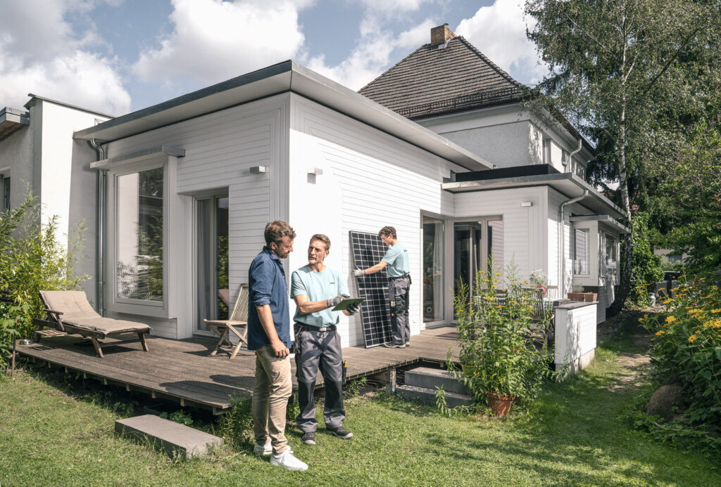 zolar Installateur und Kunde im Gespräch - was ist ein Niedrigenergiehaus