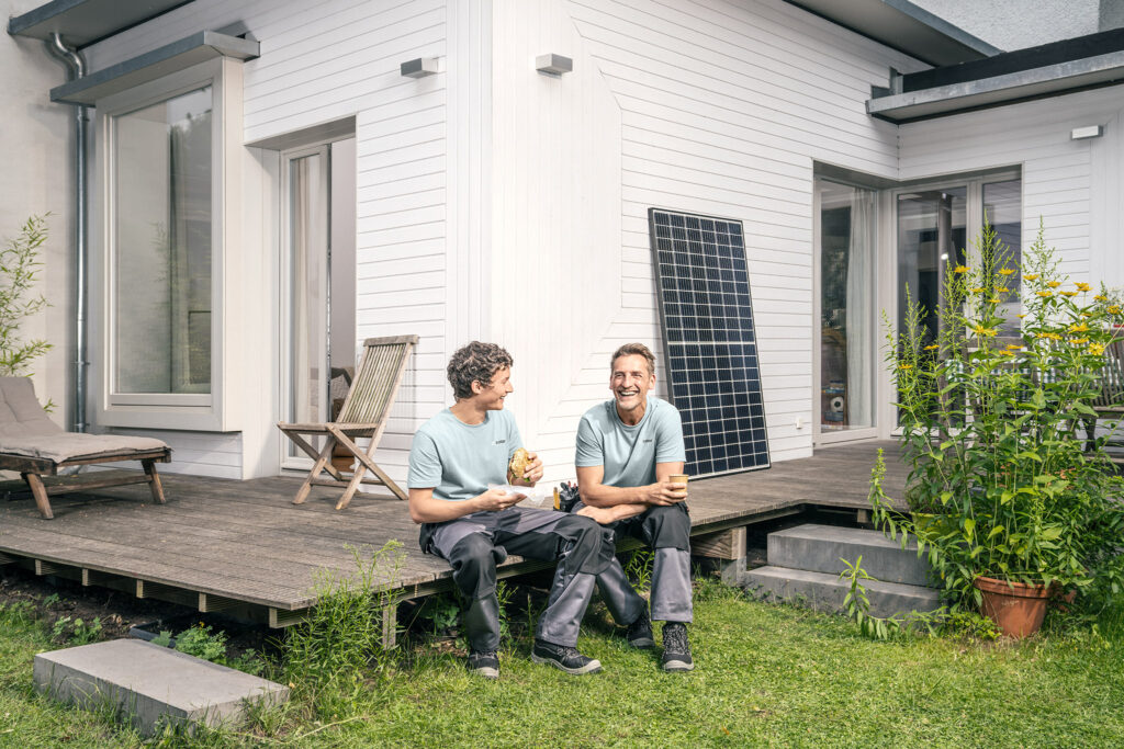zolar Installateure vor einem Haus - Herausforderung Installation Solardachziegel