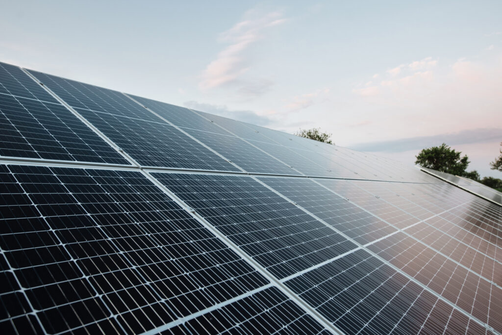 Solarmodule in Reihe - Brauchwasserwärmepumpe mit PV-Strom von zolar