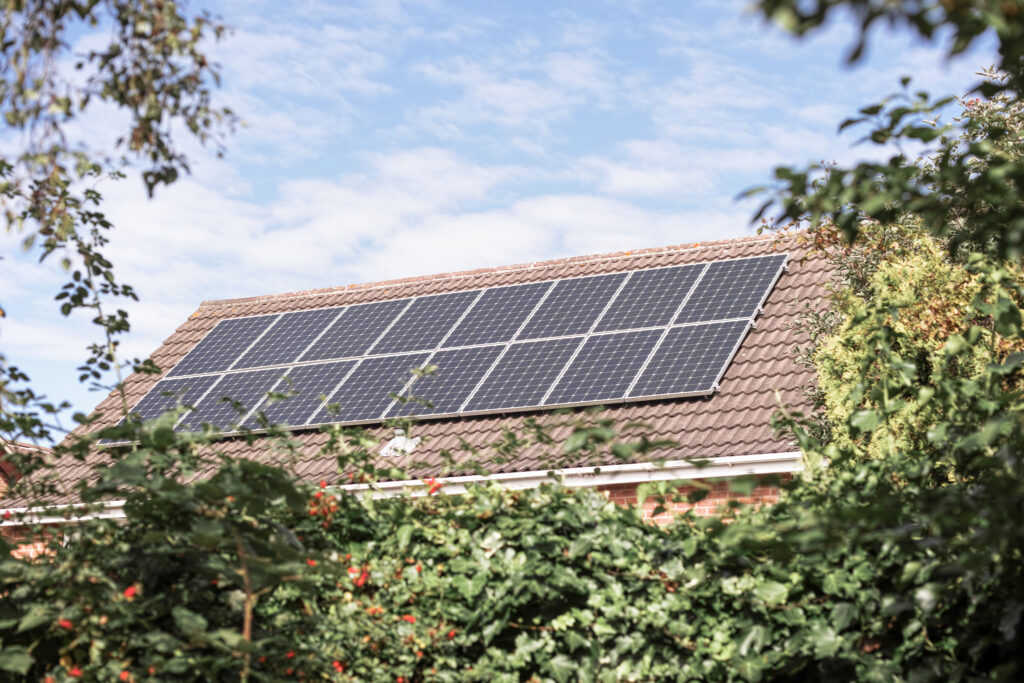 Dach eines Einfamilienhauses mit PV-Anlage – Eigenverbrauch mit und ohne Spreicher